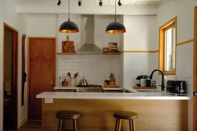 Image de Serene Mid-Century Cabin Retreat, Close to Snow Slopes & Pet-Friendly