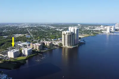 Image de Fort Myers River District Condo Close to Shopping, Dining & Nightlife! Heated Pool & Free Parking!