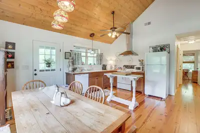 Image de Charming Lawley Cottage: Deck, Fire Pit & Yard!
