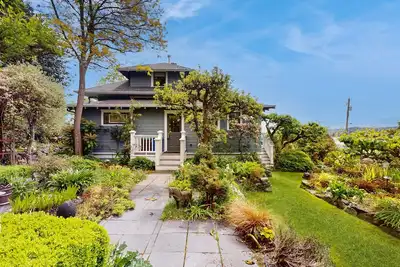 Image de Waterfront house with beach access, deck, central Ac, W/D