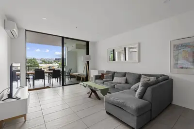 Image de Sleek City Apartment with Parking and Balcony