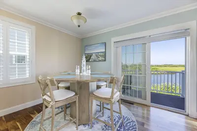 Image de Gorgeous home with water views, Walk to Sand Hill Cove