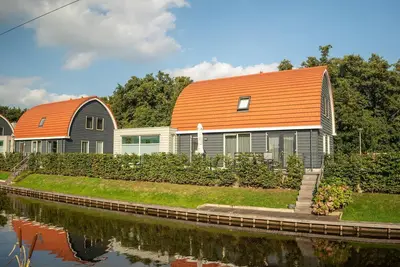Maison avec piscine et sauna, au bord de l'eau