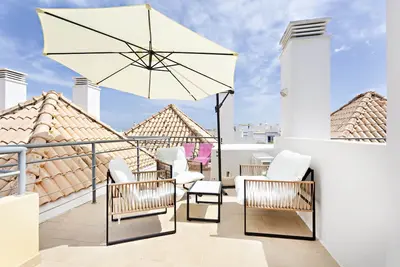 Image de Avec terrasse et piscine