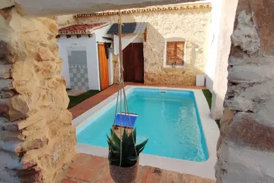 Image de Charmante Maison avec Piscine Partagée à Benarrabá, Espagne – Capacité 4 Personnes