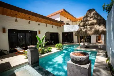 Image de Huge 5-Bd Home with Pool, Walk to Beach