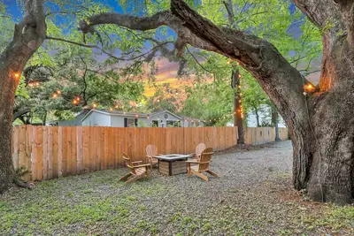 Image de Park Circle- Charming Fire Pit Area - Walk to Restaurants