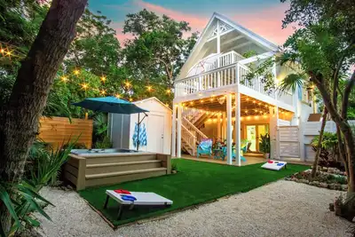 Image de Serenity Oasis ~ Walk2Ocean, HotTub, Kayaks, Spa, Bikes!