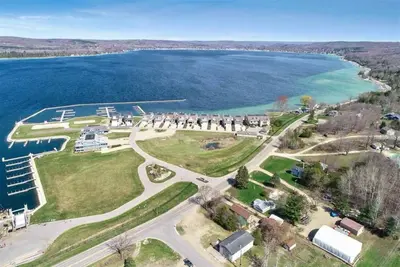 Image de Gorgeous Lake Charlevoix and Sommerset Marina Views beautiful Northern Michigan
