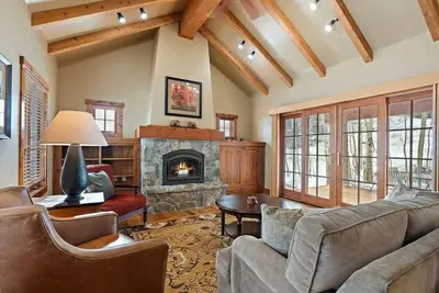 Image de Ski In\/Ski Out Cottage with Private Hot Tub