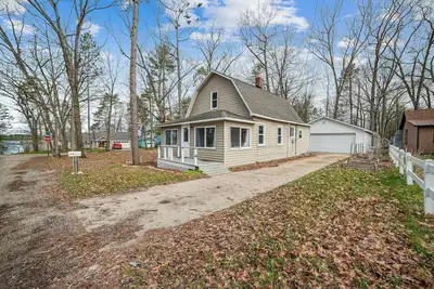 Charming Cottage w\/ Lake Access and private Fire Pit