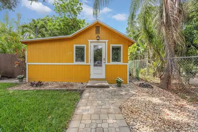 Image de Lush Tropical Garden Home