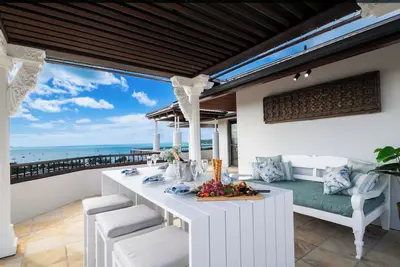 Image de 3 Bed Penthouse with panoramic ocean views in the heart of Airlie Beach