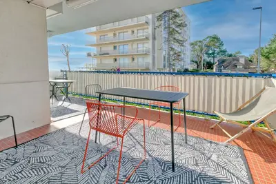 Image de Très bel Appartement Totalement Rénové, à 20 mer de la Plage, vue mer