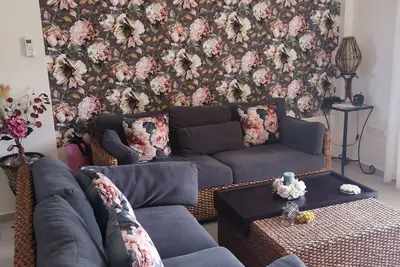 Image de Fantastisches 4 Zimmer Apartment mit Große Terrasse mit Steingarten Voller Blüte