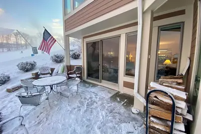 Image de Slopeside Wintergreen - Modern Luxury Ski-In / Ski-Out Condo - Sleeps 8