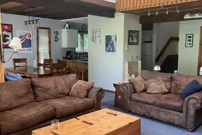 Image de Roomy ski condo next to Mt. Snow, on the mover bus, with hot tub and sauna!