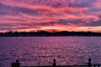 Image de Spacious Lake front cottage, room for the whole family. Excellent fishing.