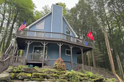 Image de Welcome to the Brentwood Chalet in The Hideout