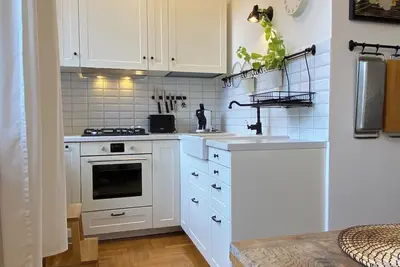 Image de 2 Minutes to Island Park! Spacious Family-Sized Old Town Apartment