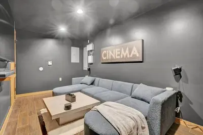 Image de Bliss Mountain Lodge, Beach Pool MovieTheatre HotTub Pool Table GameRoom