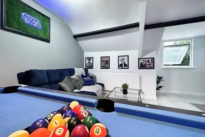 Image de Sleek Skyward Serenity 2bed w/ Pool Table - Ystrad