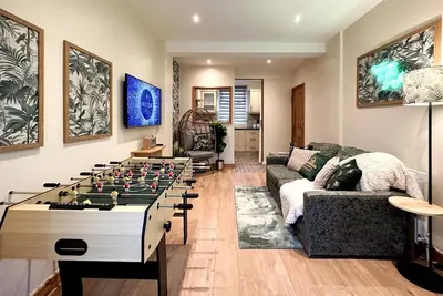 Image de Joyful Jungle Jewel w/Balcony & Foozeball-Ferndale