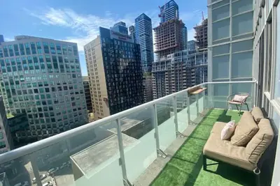Image de Beautiful Condo with Gym, Rooftop Pool + Private Patio!