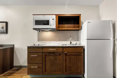 Image de Just northeast of downtown: stay, work, relax: Relaxing Stay w/ Full Kitchen, Workspace, & Free Parking