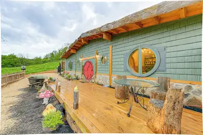 Image de Hobbit-Themed House on 6 Acres in Cosby
