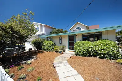 Image de Private Cottage House - Walk to Beaches, Harbor, Food, Trials, so much more