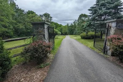 Image de Private, light filled retreat space. . . \n with your own pickleball court!