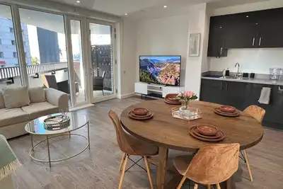 Image de Modern Brand New Large Flat | Balcony Stadium View