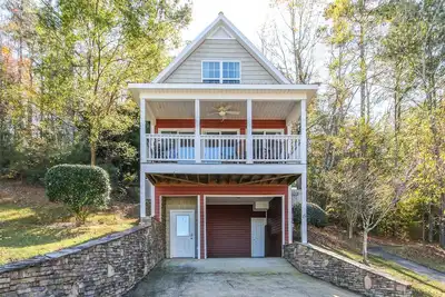 Image de House # 15 Lakin' it Easy (no pets) Lake View
