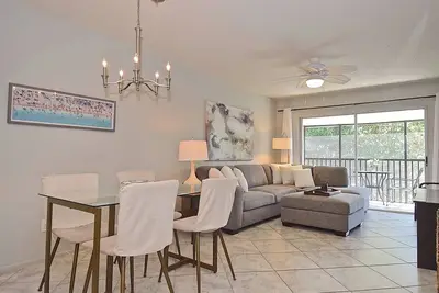 Image de Updated 2br/2Bath, 0. 3 Mile Walk to Siesta Beach.