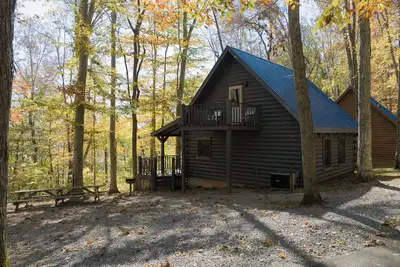 Image de Cozy 3 Bed Log Cabin at Jamestown Marina, Tucked Away in a Wooded Area #301