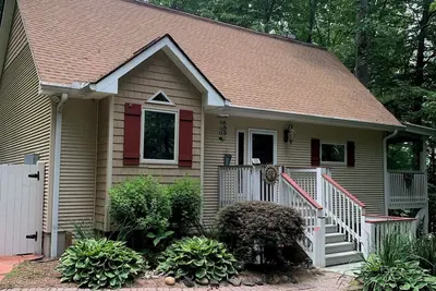 Image de Outdoor Living with bed swing and tv! ! Close to Lake Glenville! !