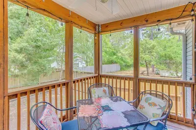 Image de Beachy Oak Island Family Home - 1 Mi to Ocean!