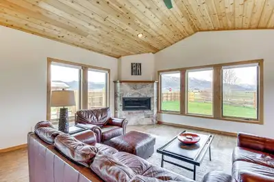 Image de Red Lodge Home w/ Outdoor Kitchen & Fire Table!
