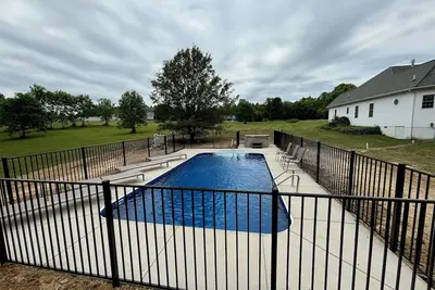 Image de Peaceful, lakeside retreat-private pool, hot tub, private dock, boatslip & more!