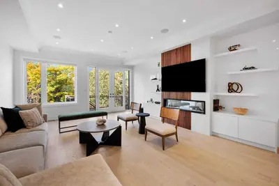 Image de Luxury Home with Sauna, Patio & Backyard Near Lake