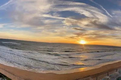 Image de Beachfront Condo at quiet end of Ormond Beach. Snowbirds Welcome!