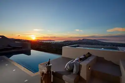 Image de Extravagant Hillside Santorini Villa | 3 Bedrooms | Villa Fortuna | Infinity Pool | Stunnings Sea & Sunset Views | Pyrgos
