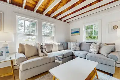 Image de Cottage with beautiful backyard & deck, walk to Hen's Cove Beach
