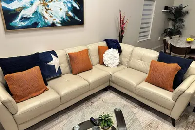 Image de SkyHome, Mins to Dt, Cota, Tesla, Airport and more! Sleeps 14! .