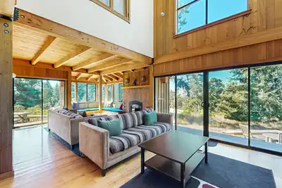 Image de Dramatic ocean-view home with hot tub, gorgeous patios, pools, saunas, Wfh desks