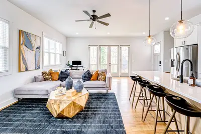 Image de Artful escape with stylish interior, skyline views, luxe suite with Wfh desk