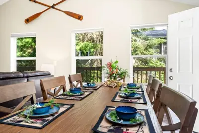 Image de 4br beach retreat with hot tub, fire pit, Bbq, and pet-friendly vibes—walk to sand & shops!