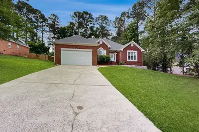 Image de Spacious, elegant home with backyard & deck - near Augusta National