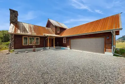Image de Mountain view modern home with open layout, gas fireplace, smart TVs, & W/D